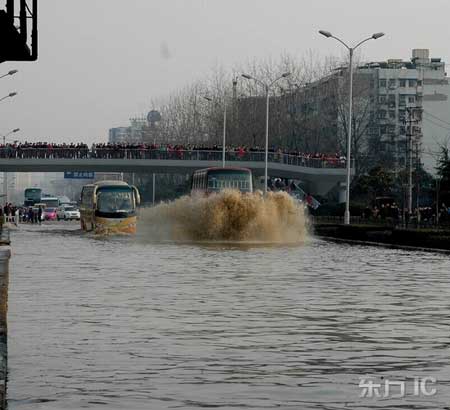 2月13日下午，武汉一供水主水管爆裂，大量自来水将常青路面淹没，上万户人家停水。