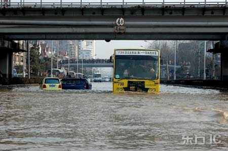 2月13日下午，武汉一供水主水管爆裂，大量自来水将常青路面淹没，上万户人家停水。