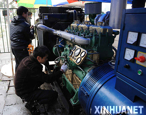 2月1日，郴州市南方水务有限公司技术人员在安装大功率发电机。