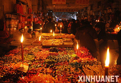 2月1日，湖南郴州市民在罗家井农贸市场购买年货。