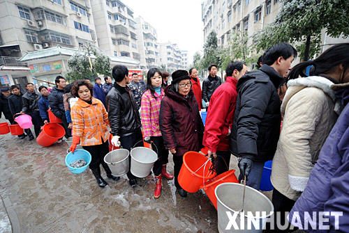 2月2日，湖南省郴州市涌泉小区居民排队取水。