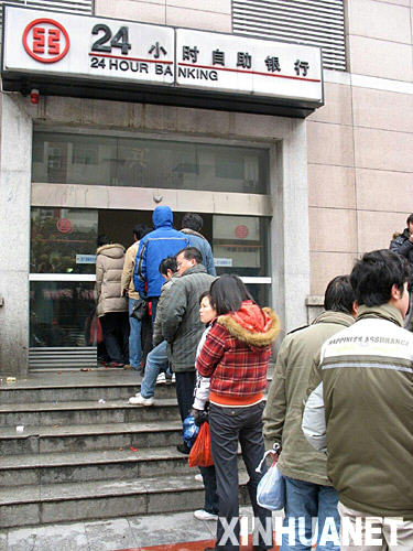 2月8日，郴州市民在银行自动柜员机前排着整齐的队伍取钱。