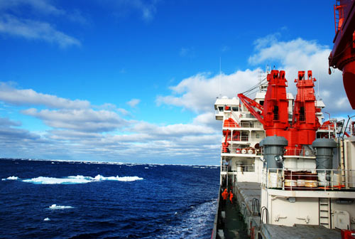 我国“雪龙”号极地科学考察船从西半球回到东半球。