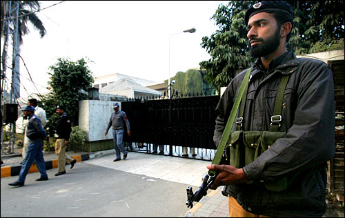 2月14日，在巴基斯坦的拉合尔，警察与安全人员在穆斯林联盟(领袖派)旁遮普省主席伊拉希的住所外警戒。