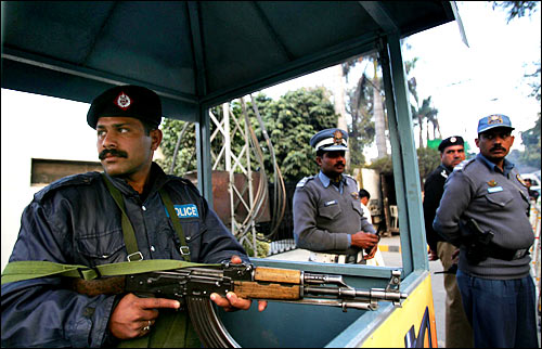 在巴基斯坦的拉合尔，警察与安全人员在穆斯林联盟(领袖派)旁遮普省主席伊拉希的住所外警戒。