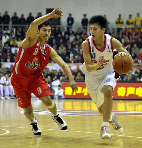 广东宏远队球员刘晓宇（右）在比赛中带球突破