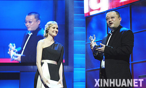 2月16日，在德国首都柏林，影片《左右》的导演王小帅（右）领取最佳编剧银熊奖。