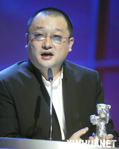2月16日，在德国首都柏林，影片《左右》的导演王小帅领取最佳编剧银熊奖。