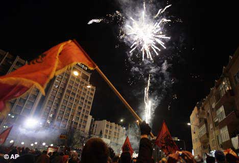 科索沃地區居民在街頭集會並燃放煙花，慶祝獨立。