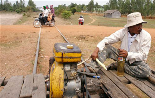 2月17日，在柬埔寨首都金边北部的一些省份，当地居民驾驶自制的“土火车”行驶在废弃的乡间铁路上。