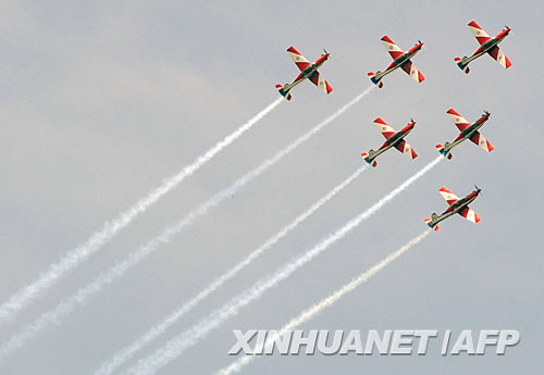 2月19日，澳大利亞空軍特技飛行隊(duì)在新加坡航空展上進(jìn)行飛行表演。新加坡航空展2月19日至24日在新加坡樟宜國際機(jī)場舉行。 新華社/法新　 