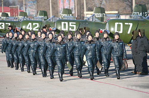 中国空军第八批女飞行学员列队进场（2月18日摄）。 2005年，空军从全国12个省报名的近20万名应届高中毕业女生中，招收了其历史上的第八批共35名女飞行学员。2007年12月27日，29名学员转入位于哈尔滨的空军飞行学院，进行为期半年的初教机飞行训练。2008年2月19日，她们迎来了“飞天”路上的首次实际飞行训练。