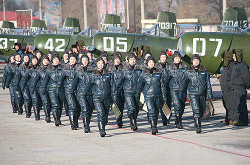 中國空軍第八批女飛行學員列隊進場（2月18日攝）。 2005年，空軍從全國12個省報名的近20萬名應屆高中畢業女生中，招收了其歷史上的第八批共35名女飛行學員。2007年12月27日，29名學員轉入位於哈爾濱的空軍飛行學院，進行為期半年的初教機飛行訓練。2008年2月19日，她們迎來了“飛天”路上的首次實際飛行訓練。