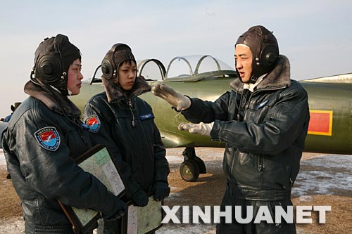 飛行教員向女飛行學員進行飛行前講評（2月19日攝）。 2005年，空軍從全國12個省報名的近20萬名應屆高中畢業女生中，招收了其歷史上的第八批共35名女飛行學員。2007年12月27日，29名學員轉入位於哈爾濱的空軍飛行學院，進行為期半年的初教機飛行訓練。2008年2月19日，她們迎來了“飛天”路上的首次實際飛行訓練。