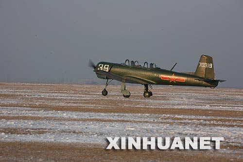 女飛行學員駕機起飛（2月19日攝）。 2005年，空軍從全國12個省報名的近20萬名應屆高中畢業女生中，招收了其歷史上的第八批共35名女飛行學員。2007年12月27日，29名學員轉入位於哈爾濱的空軍飛行學院，進行為期半年的初教機飛行訓練。2008年2月19日，她們迎來了“飛天”路上的首次實際飛行訓練。