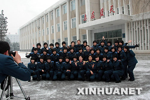 這是第八批女飛行學員在空軍航空大學與學員隊干部合影（12月23日攝）。12月27日，空軍第八批29名女飛行學員結束在空軍航空大學的基礎教育和航理教育，正式轉入空軍某飛行學院，開始初級教練機飛行訓練。 新華社發(fā)（譚超攝） 