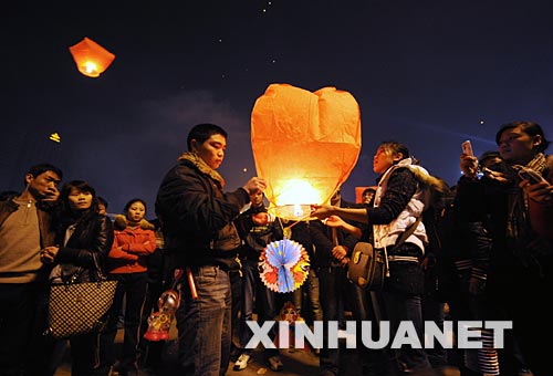 2月21日夜，湖南郴州市民在五嶺廣場放燈。     當(dāng)日是中國傳統(tǒng)的元宵節(jié)，在剛剛經(jīng)歷了五十年來最嚴(yán)重冰雪災(zāi)害的湖南郴州，市民們賞煙花、放“心愿燈”，歡慶節(jié)日。而在一些搶修工地，電力工人和武警官兵們還在為災(zāi)后重建而奮戰(zhàn)。