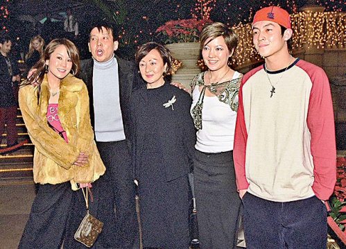陈冠希父母称其女友仍很爱他 希望从中得到教训