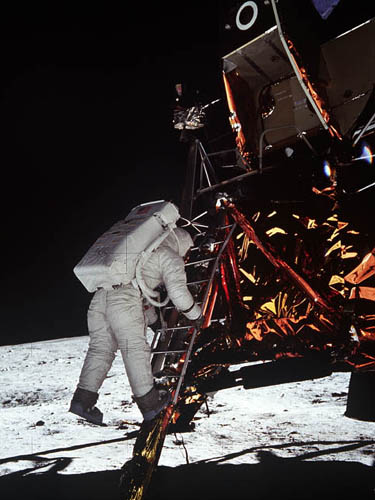 “阿波罗”11号宇航员阿尔德林迈出登月舱