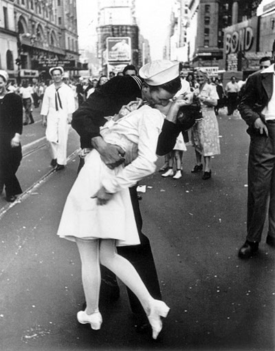 新闻摄影史上流传了数十年的《胜利之吻》20世纪末被证明造假，一条重要原因就是因为其说明为“第二次世界大战结束之吻”，但据照片主人公披露，拍摄时间在1945年5月，离第二次世界大战结束的日本投降日还有3个月（当然这幅照片还有摆拍之嫌）。