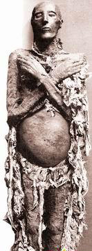 2005年，有一则知名的假新闻《3000年前的木乃伊怀孕》。国内一些小报不仅转发了来自美国《世界新闻周刊》这条奇闻，还配发了这具木乃伊的照片，照片上木乃伊裸露的腹部高高隆起。后此则新闻被证实为假新闻。