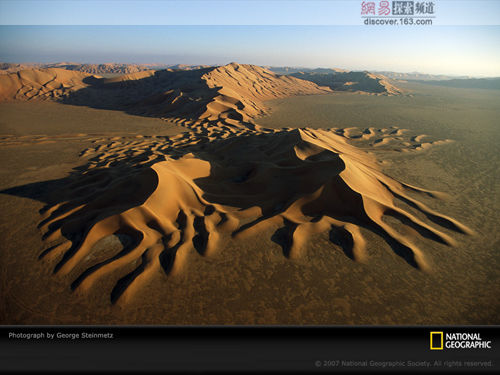 阿拉伯半島上的魯布哈利(Rub al Khali)國家的這片沙漠又稱為空域(Empty Quarter)。