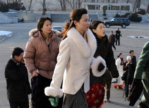 纽约爱乐乐团26日傍晚在朝鲜首都东平壤大剧场举行历史性音乐会，三名衣着时尚的女士步入会场。