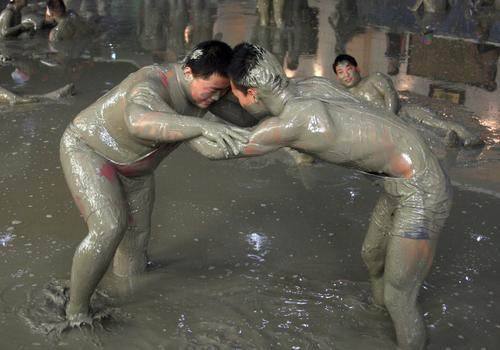 '中国死海'男女黑泥浴