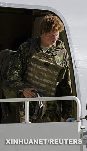 哈里王子到达英国南部牛津郡的皇家空军基地。哈里在阿富汗赫尔曼德省南部服役10个星期后回到英国。