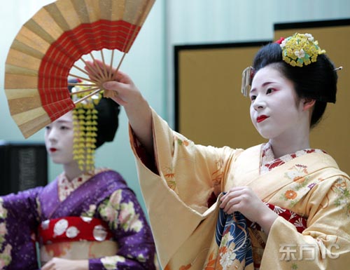 日本少女艺伎表演传统舞蹈[组图]