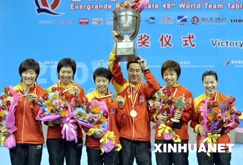 3月1日，中国女子乒乓球队在颁奖仪式上捧起考比伦杯。