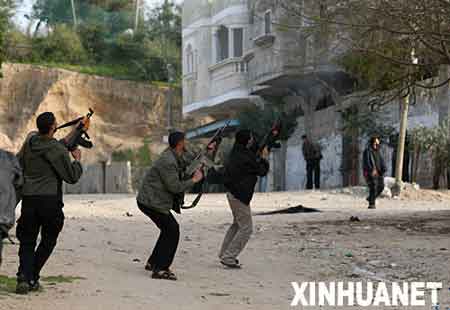 3月1日，在加沙北部的一個難民營裏，巴勒斯坦武裝人員朝以色列的武裝直升機射擊。