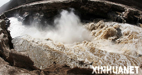 3月1日拍摄的黄河壶口瀑布。 连日来，由于气温不断升高，黄河壶口冰消河开，壶口瀑布再现河水咆啸奔腾的景象。