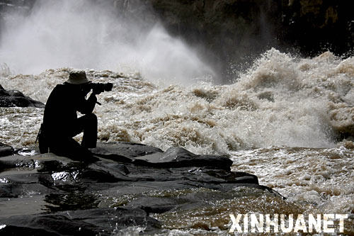 3月1日，一名摄影爱好者在壶口瀑布拍摄。