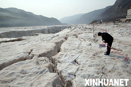 2月23日，位於陜西省宜川縣的黃河壺口景區工作人員在冰淩上設置警戒線。