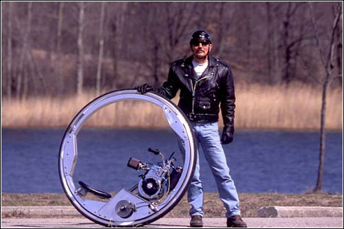 只有一个车轮的摩托车