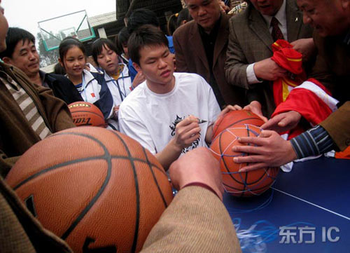 朱芳雨打架_朱芳雨收入