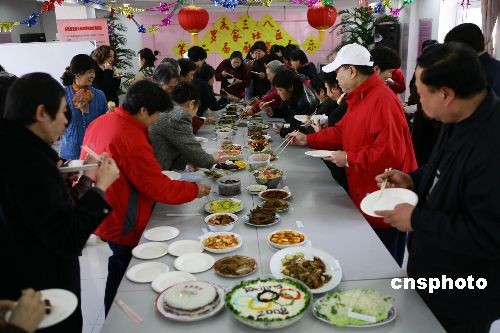 北京市民自办百家宴庆祝三八节 奥运沙拉成亮点