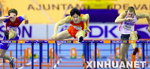 3月8日，中国选手刘翔（中）在西班牙巴伦西亚举行的第12届世界室内田径锦标赛男子60米栏决赛中以7秒46的成绩夺冠。