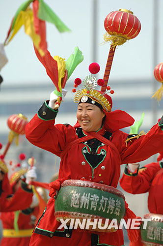 石家庄市赵县的表演队在表演《南寺庄背灯挎鼓》