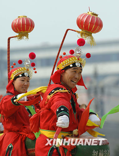 石家莊市趙縣的表演隊(duì)在表演《南寺莊背燈挎鼓》