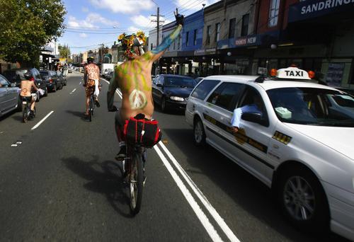 澳大利亚自行车爱好者裸体骑车宣传环保(组图)