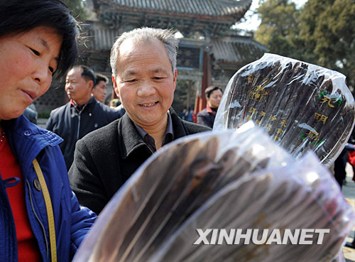 3月9日，游人在汉中武侯祠内购买羽毛扇。