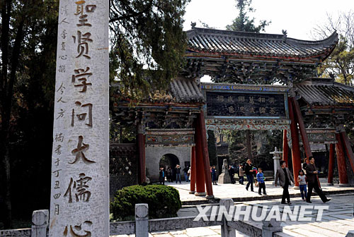 3月9日，游人从汉中武侯祠牌楼走过。
