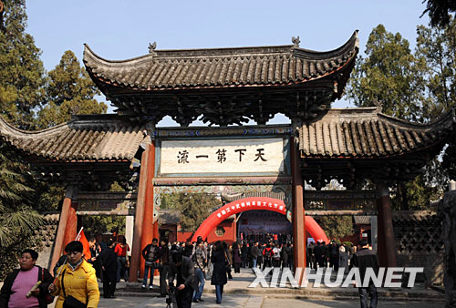 3月9日，游人在汉中武侯祠游览。