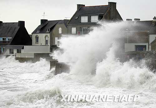 3月10日，在法国西部的勒吉尔维内克，巨浪拍打着堤岸。