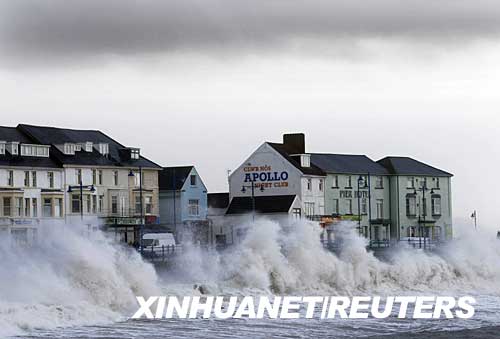 3月10日，在英國南威爾士地區(qū)，暴風(fēng)掀起巨浪對海岸發(fā)起猛烈沖擊。