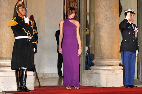 布吕尼一袭紫色长裙，显得雍容华贵。