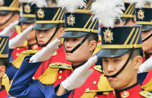 3月11日，韩国陆军军官学校在首尔举行第64届毕业生典礼，韩国新当选总统李明博出席，并检阅了由军校毕业生组织的仪仗队。