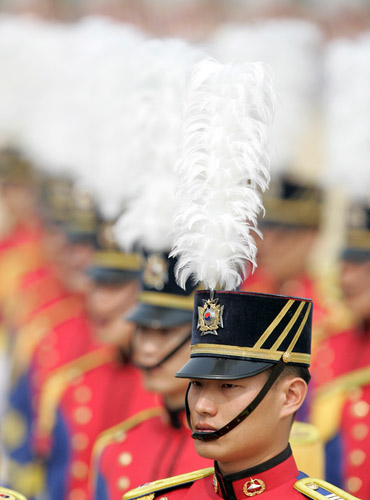 3月11日，韩国陆军军官学校在首尔举行第64届毕业生典礼，韩国新当选总统李明博出席，并检阅了由军校毕业生组织的仪仗队。
